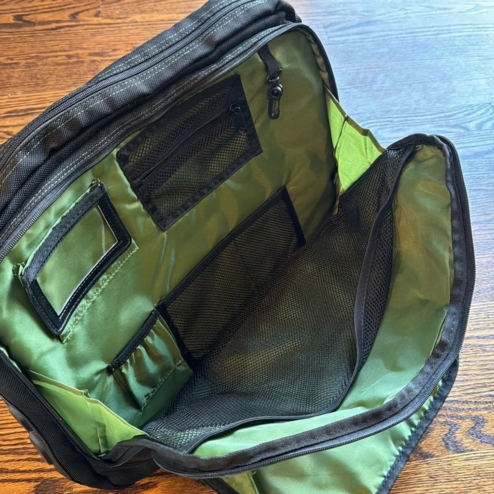 Targus black multi-zipper pockets padded laptop messenger bag.